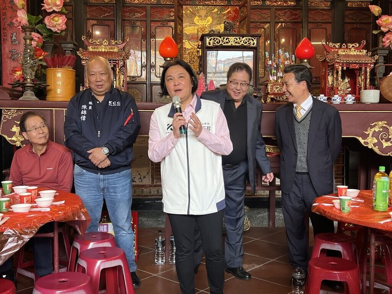 金門縣穎川堂陳氏宗親會6日舉行祭祖儀式，縣長陳福海（右1）、國民黨立委陳玉珍（中）出席。陳玉珍致詞表示，國民黨已正式提名她參選金門縣長，「這只是一個開始，後面還需要一步一腳印」。（民眾提供）中央社記者吳玟嶸傳真　115年3月6日