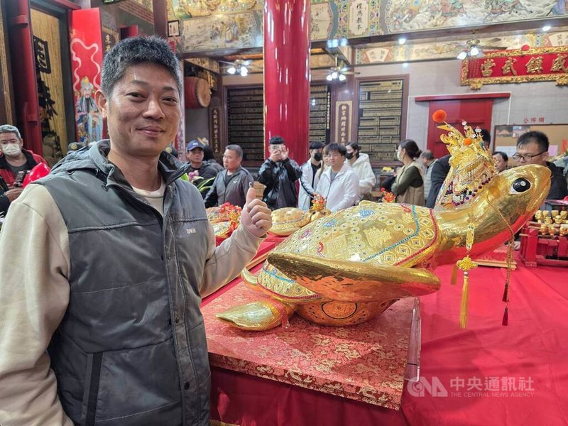 澎湖115年元宵乞龜活動，5日深夜才告確定，最具份量馬公山水上帝廟431兩金靈龜，由信眾以6相乞得。中央社  115年3月6日