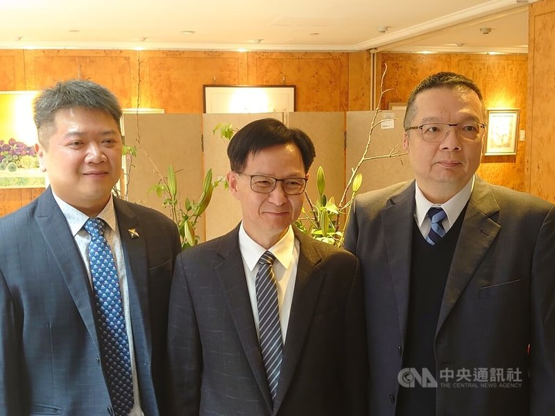 聖暉集團6日舉行媒體交流會，集團旗下聖暉總經理賴銘崑（中）、朋億總經理馬蔚（右）及銳澤總經理曾建程（左）一同出席活動。聖暉預期，2026年營收與獲利可望成長2位數。中央社記者張建中攝　115年3月6日