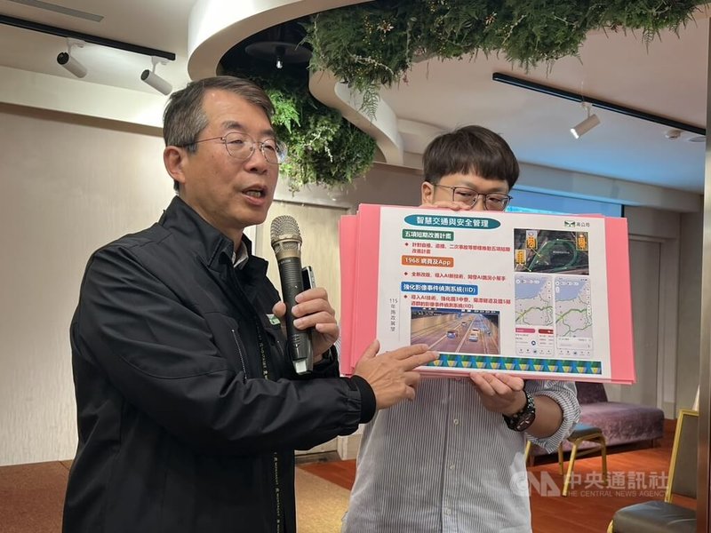 國1甲線第1標4月底前開工，第2、3標將陸續決標。交通部高速公路局局長陳文瑞（左）6日表示，目標120年底前完工，林口至桃機尖峰行車時間將從30分鐘縮為15分鐘。中央社記者黃巧雯攝　115年3月6日