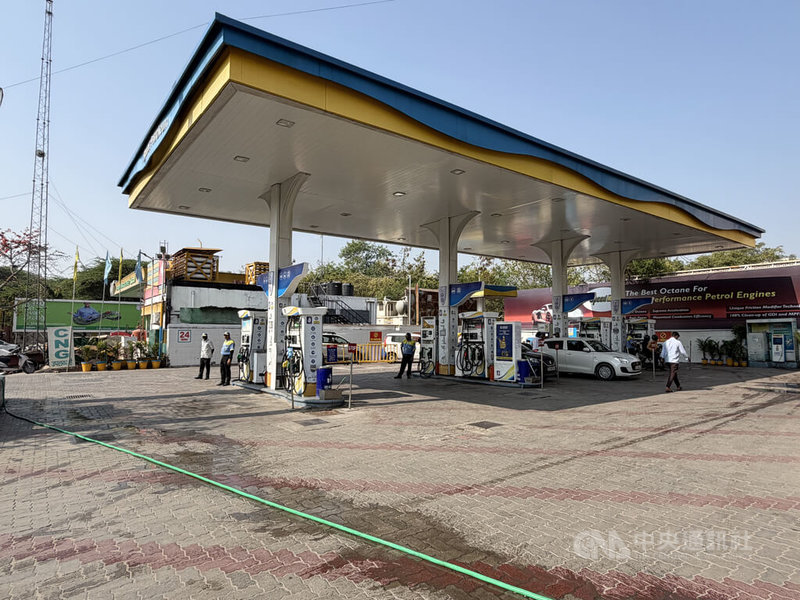 美國與以色列聯手，對伊朗採取軍事行動，導致能源價格攀升。在中東衝突持續之際，美國宣布給印度油商30天臨時豁免，讓印度可以購買俄羅斯石油，印度的加油站也暫時不見搶著加油的人潮。中央社記者李晉緯新德里攝　115年3月6日