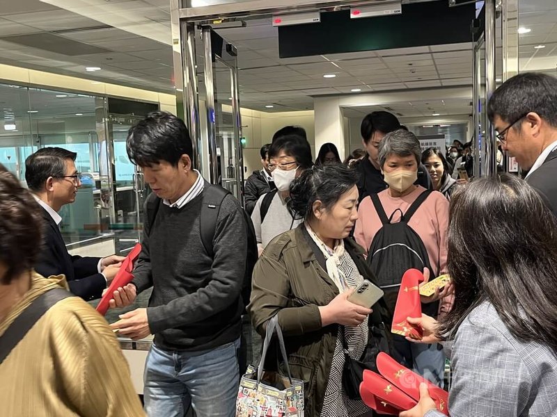 美伊開戰後，第3架從杜拜返台班機6日下午飛抵桃園國際機場，外交部照例準備了象徵「平安回家」的蘋果酥致贈給機組員與旅客。中央社記者葉臻攝　115年3月6日