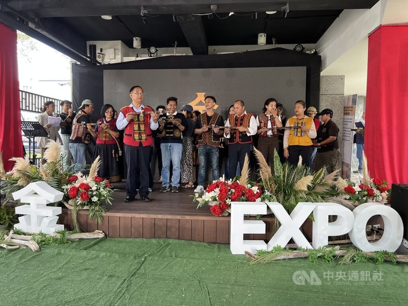 台東縣金峰鄉公所6日舉辦115年度金峰業者結盟儀式記者茶會，也宣告2026金峰鄉原生藝術國際博覽會啟動。17家來自鄉內的農特產、旅遊服務及社區組織代表登台，在眾人見證下喝下充滿文化象徵的「結盟酒」。中央社記者盧太城台東攝　115年3月6日