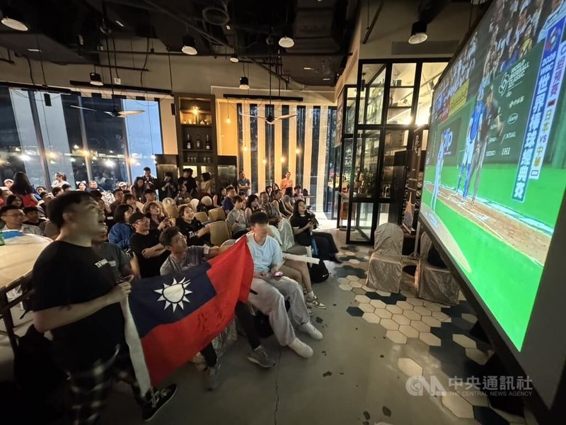 世界棒球經典賽（WBC）台灣隊6日迎戰地主日本隊。在新加坡，有台僑包下大型餐酒館，邀集上百名海外台僑齊聚一堂，跨海為台灣隊打氣。中央社記者吳昇鴻新加坡攝 115年3月6日