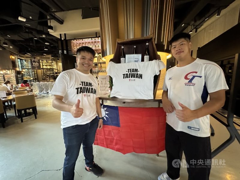 世界棒球經典賽（WBC）台灣隊6日迎戰地主日本隊。在新加坡，有台僑包下大型餐酒館，邀集上百名海外台僑齊聚一堂，跨海為台灣隊打氣。僑務促進委員林奕丞（左）表示，希望藉此凝聚台灣人精神。 中央社記者吳昇鴻新加坡攝 115年3月6日