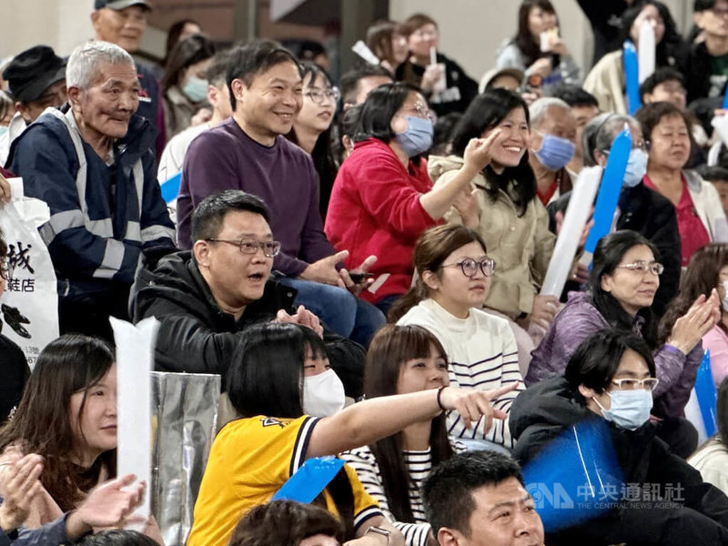 彰化縣政府在縣府中庭直播賽事，許多球迷到場應援。中央社記者鄭維真攝　115年3月6日