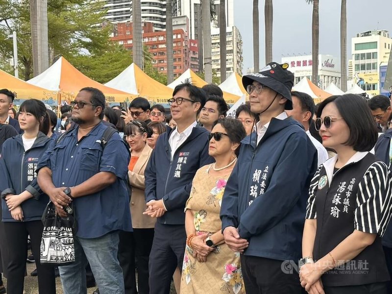「2026日光海島生活節」6日在高雄中央公園登場，高雄市長陳其邁（前右4）等人出席開幕活動，欣賞演出。中央社記者林巧璉攝　115年3月6日