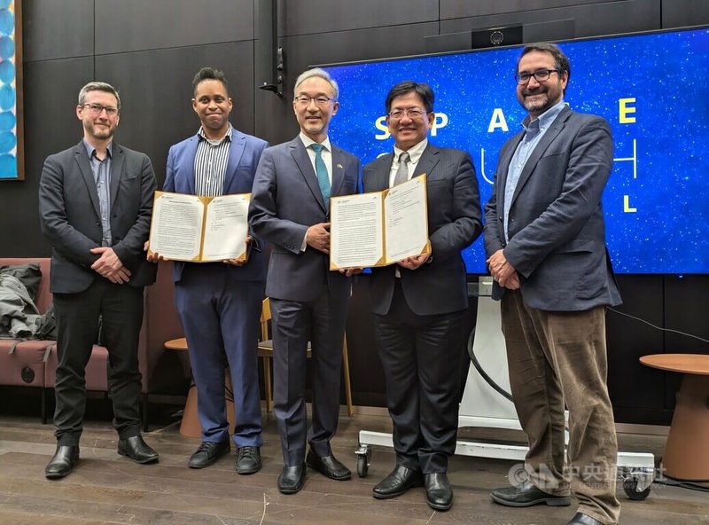 工研院產業服務中心執行長陳立偉（右2）4日代表經濟部的TAcc+計畫，與英國最大型太空產業聚落Space South Central簽署策略合作備忘錄，擬加速雙邊企業合作。駐英國代表姚金祥（中）、英國太空總署首席科學家艾馬拉（右1）出席見證。中央社記者陳韻聿倫敦攝　115年3月6日