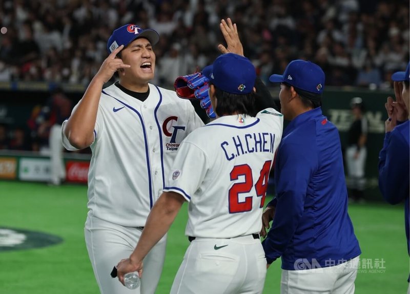 台灣隊投手鄭浩均（左）先發登板，首局成功守住、未讓日本隊得分，下場時與隊長陳傑憲（前左）等人互動致意。中央社記者王騰毅攝　115年3月6日