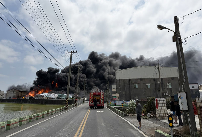 彰化縣福興鄉社尾村1處倉庫6日中午發生火警，火勢猛烈並竄出大量黑煙，消防持續灌救中。（民眾提供）中央社記者鄭維真傳真　115年3月6日