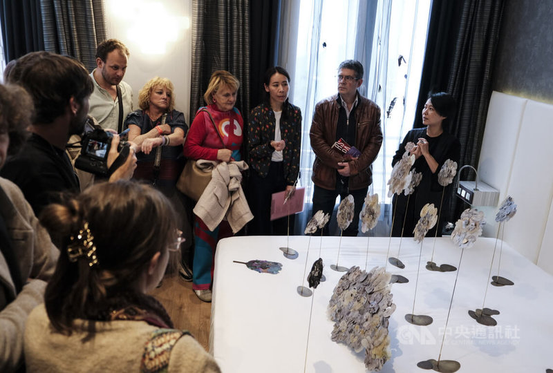 馬德里「Hybrid Art Fair當代藝術博覽會」台灣主題國專題展「台灣潮—間歇之力」5日開幕，特為展會貴賓舉行藝術家導覽。金工藝術家江枚芳親赴展會，在展間為觀眾介紹她運用鋁材和特色工藝技法，結合童年回憶與台灣廟宇元素打造的作品。中央社記者胡家綺馬德里攝　115年3月6日