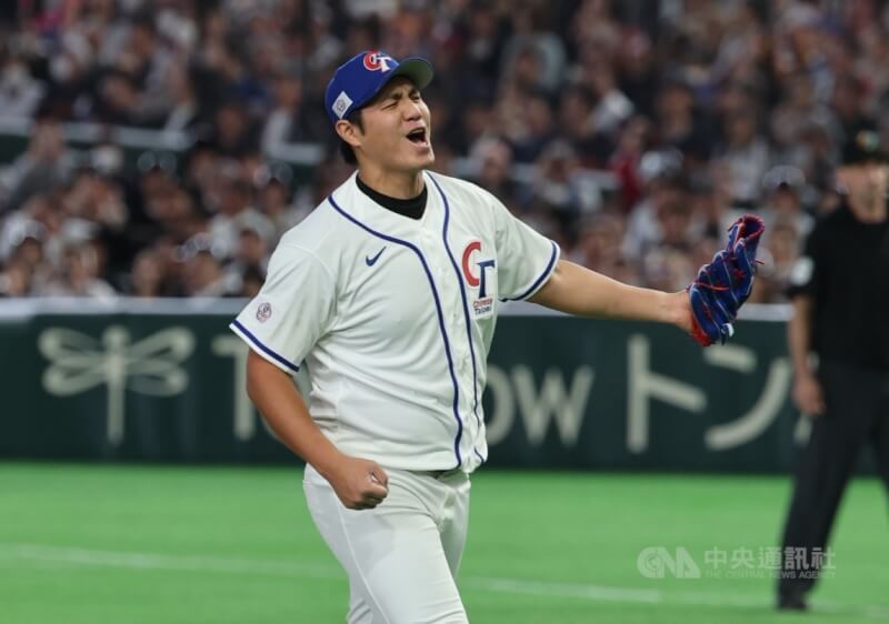 世界棒球經典賽（WBC）台灣隊6日與日本交手，台灣隊投手鄭浩均掛帥先發，成功穩住首局未丟分。中央社記者王騰毅攝　115年3月6日