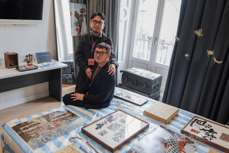 馬德里「Hybrid Art Fair當代藝術博覽會」台灣主題國專題展「台灣潮—間歇之力」，由藝術團隊「走路草農／藝團」成員劉星佑（前）與陳漢聲（後）擔任策展人，將台灣的藝術「潮流」帶到西班牙，並期待向西國觀眾介紹台灣歷史及民主社會向前邁步的「間歇之力」。中央社記者胡家綺馬德里攝　115年3月6日