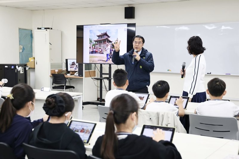 台南推動AI教育，讓科技融入日常教學，市長黃偉哲（後左）6日宣布，「台南市AI學習日」3月25日啟動，預定全市逾150所國小、3000名學童同步響應。（台南市政府提供）中央社記者張榮祥台南傳真　115年3月6日