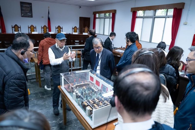 教育部推動「轉型正義補課專區」，述說歷史課程沒說完的故事；教育部長鄭英耀（中）並帶隊前往國家人權博物館（景美園區）參訪，實際走讀歷史場域。（教育部提供）中央社記者陳至中台北傳真　115年3月6日