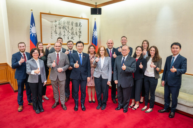 立法院副院長江啟臣（前排左3）6日接見德國馬歇爾基金會訪團時表示，目前立法院三黨不過半，須透過協商形成共識；儘管決策過程可能較為漫長，相信仍能就國安所需資源達成共識。 （立法院提供） 中央社記者王承中傳真　115年3月6日