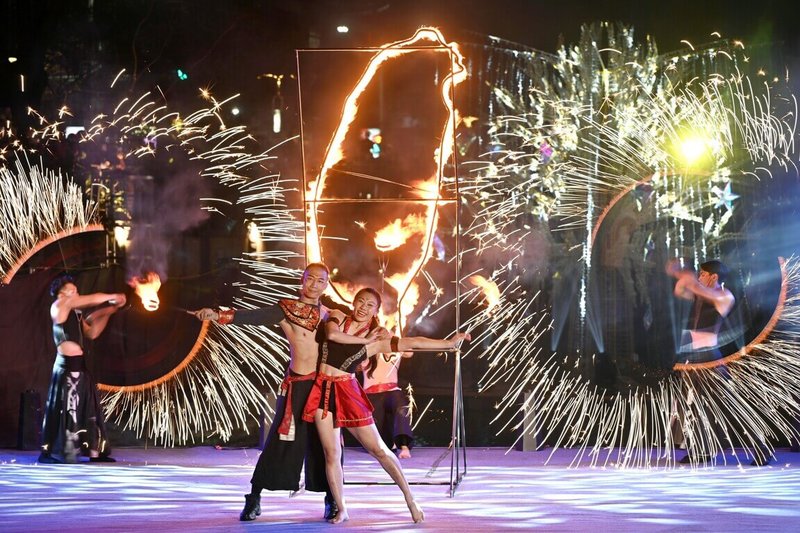 新北市新莊中港大排光雕展6日開幕，曾登上選秀節目「英國達人秀」的即將成真火舞團團員楊立微（前右）也與團隊帶來表演，為光雕展精彩揭序。（水利局提供）中央社記者曹亞沿傳真　115年3月6日