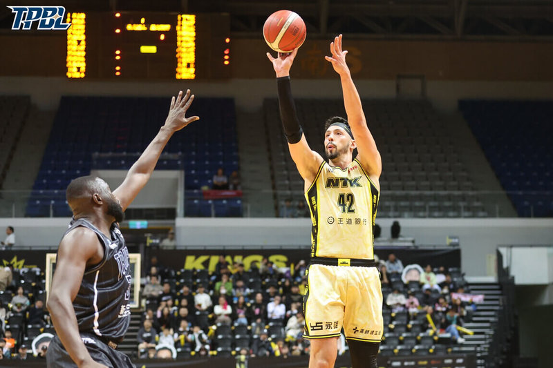 台灣職業籃球大聯盟（TPBL）新北國王6日主場面對台北台新戰神，國王靠著洋將沃許本（Jason Washburn）（持球者）攻下全場最高22分，終場以93比90賞給對手6連敗。（TPBL提供）中央社記者陳容琛傳真　115年3月6日