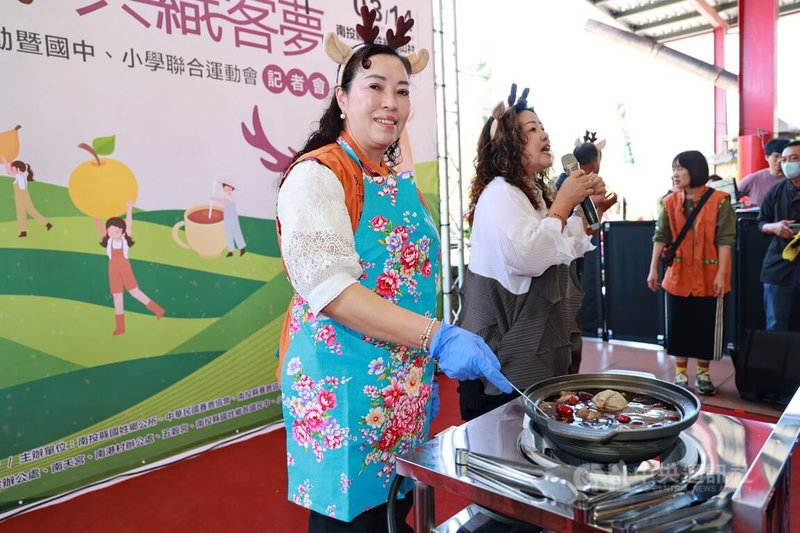 養鹿是國姓鄉重要產業，鄉公所14日舉辦「鹿神祭」活動，鄉長邱美玲（前）6日在國姓鄉五穀宮對外宣傳，邀遊客品嚐鹿茸養生宴。中央社記者蕭博陽南投縣攝　115年3月6日