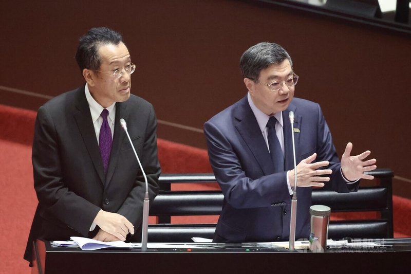 行政院版及國民黨版國防特別條例草案，6日在立法院會付委審查。行政院長卓榮泰（右）表示，國家基於國防最嚴謹的專業評估需求、考量財政能力、年度規劃，經過長時間才提出8年新台幣1.25兆元的特別條例及特別預算，期待以國防部的整套規劃作為最終討論依據。圖左為國防部長顧立雄。中央社記者王飛華攝　115年3月6日