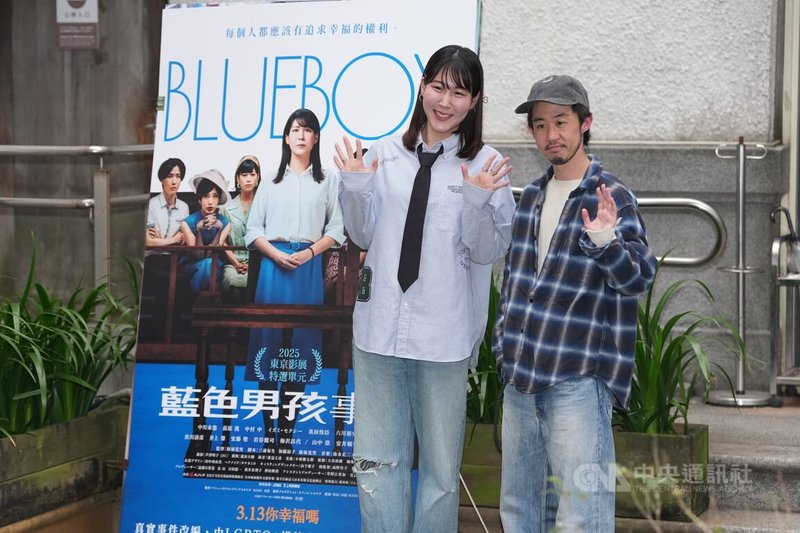 日本跨性別新銳導演飯塚花笑（右）與跨性別演員中川未悠（左）6日一同現身台北，為電影「藍色男孩事件」宣傳。中央社記者徐肇昌攝　115年3月6日