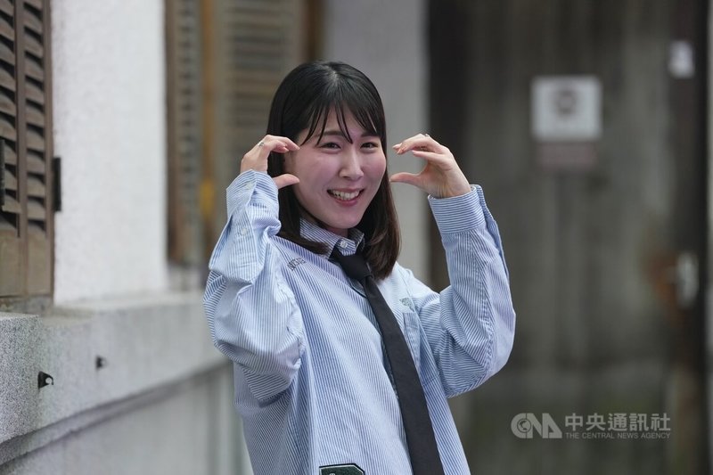 日本跨性別演員中川未悠（圖）6日現身台北，為主演新片「藍色男孩事件」宣傳造勢，受訪時俏皮比出臉頰愛心。中央社記者徐肇昌攝　115年3月6日