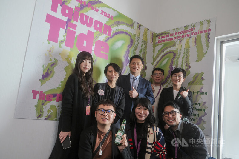 馬德里「Hybrid Art Fair當代藝術博覽會」今年盛大慶祝10週年，台灣擔任主題國，推出「台灣潮—間歇之力」專題展。上任不久的駐西班牙代表鄭力城（後排中）與駐西班牙代表處文化組長張祐瑄（後排右1）擔任開幕嘉賓，藝術家劉星佑（前排左1）、陳漢聲（前排右1）、陳昱榮（後排右2）、羅懿君（前排中）、楊寓寧（後排左1）、江枚芳（後排左2）親赴展會交流。中央社記者胡家綺馬德里攝　115年3月6日