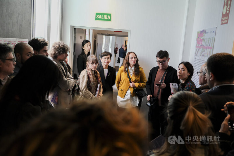 台灣作為馬德里「Hybrid Art Fair當代藝術博覽會」10年來第一個主題國，特別策劃「台灣潮—間歇之力」專題展。開幕當日由策展人與藝術家親自為展會貴賓導覽，人潮洶湧，佳評如潮。中央社記者胡家綺馬德里攝　115年3月6日