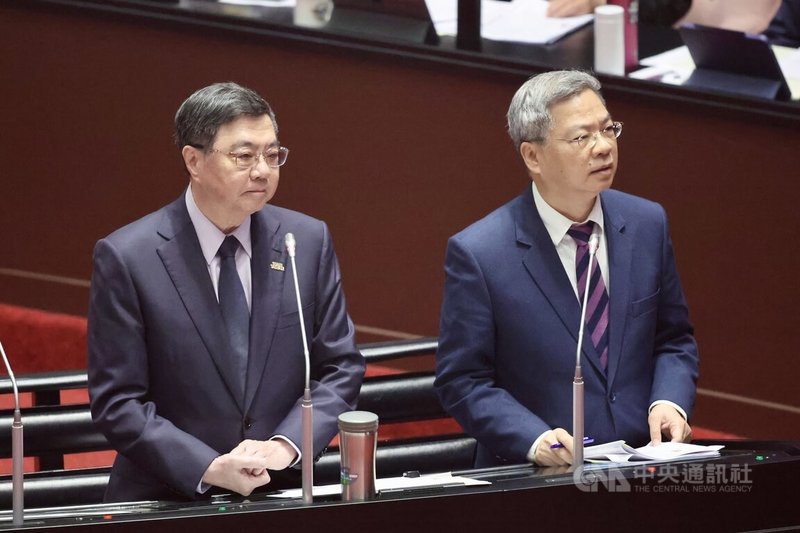 中東戰事持續，外界關注可能帶來的能源衝擊。行政院長卓榮泰（左）6日表示，因應措施都會預先做好嚴謹的準備規劃，隨著情勢發展，一定採取最嚴謹、最專業，大家最能夠接受的方式。圖右為經濟部長龔明鑫。中央社記者王飛華攝　115年3月6日