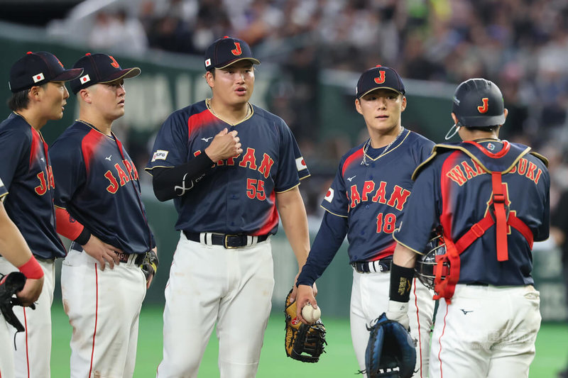 2026年世界棒球經典賽（WBC）C組預賽已展開，6日在東京巨蛋進行台日之戰，日本先發投手山本由伸（右2）3局投出保送後退場。中央社記者王騰毅東京攝　115年3月6日