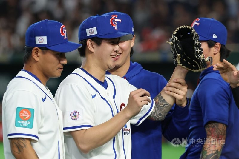 台灣投手張峻瑋（左2）連續2局都讓日本打者3上3下，開心與隊友互動致意。中央社記者王騰毅東京攝　115年3月6日
