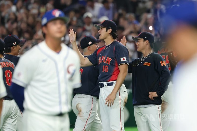 日本隊球星大谷翔平（後中）2局一發滿貫砲奠定勝基，最終日本以13比0、7局提前扣倒台灣奪勝。中央社記者王騰毅東京攝　115年3月6日