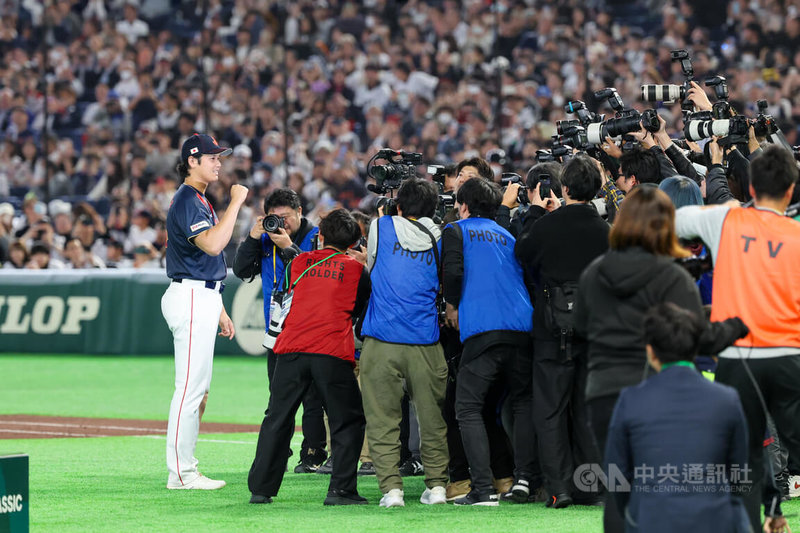 世界棒球經典賽（WBC）台灣隊6日晚間預賽第2戰與日本隊交手，日本球星大谷翔平（左）2局一記滿貫砲帶動日本氣勢，終場大勝，賽後吸引大批媒體採訪。中央社記者王騰毅東京攝　115年3月6日