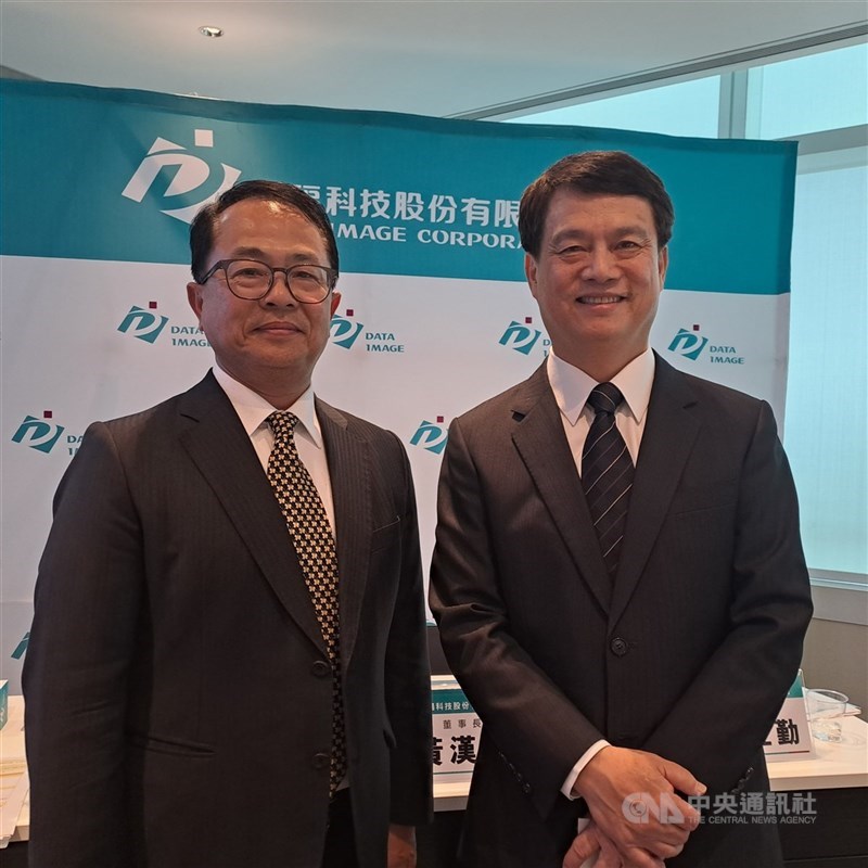 戶外強固型顯示器解決方案商眾福科今天宣布，參加嵌入式電子與工業電腦應用展（Embedded World 2026），展出「航海應用FPD-Link強固顯示方案」。圖為眾福科董事長黃漢州（右）、執行長俞思平（左）。（中央社檔案照片）