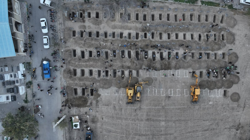 伊朗南部米納布鎮女子學校2月28日遇襲，造成150名孩童喪命。圖為罹難者墓園。（ Iranian Foreign Media Department/WANA (West Asia News Agency)/Handout via 路透社）