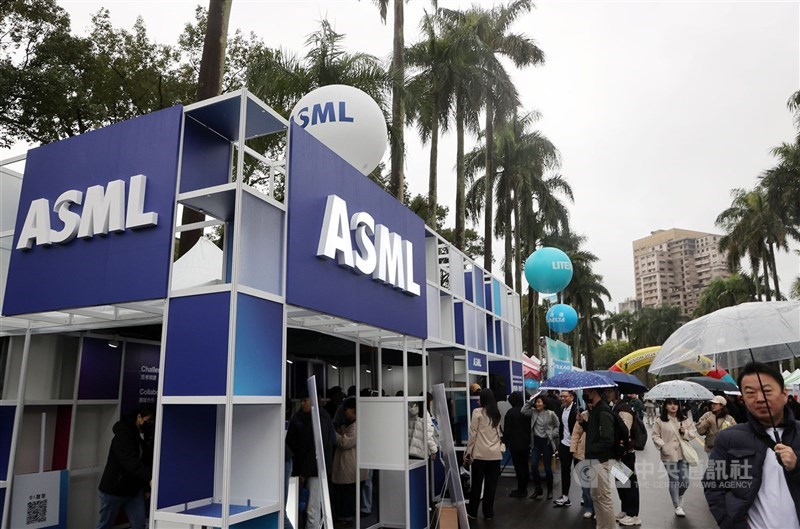 圖為ASML於2024年台大校園徵才博覽會設攤位。（中央社檔案照片）