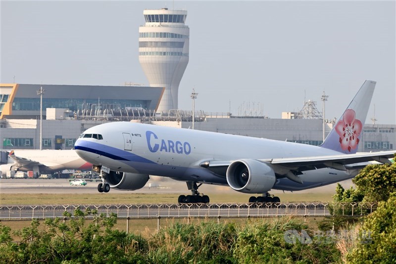 美伊戰事波及航運市場，貨攬業者表示，估約17%的全球航空貨運運力受到潛在影響。圖為華航貨機。（中央社檔案照片）