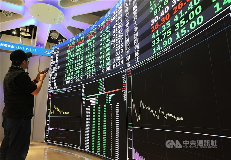 圖為台北股市。 （中央社檔案照片）