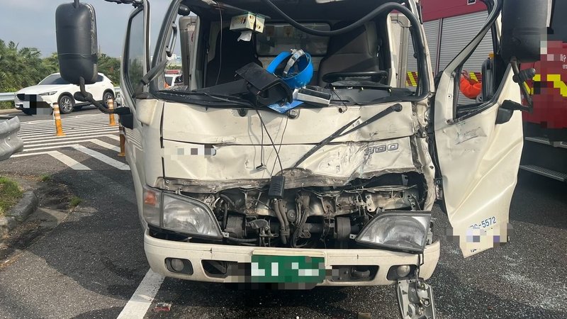 國道1號台南市安定交流道出口匝道6日發生小貨車追撞大貨車事故，造成小貨車駕駛及乘客共2人受傷送醫。（國道警察局提供）中央社記者張榮祥台南傳真　115年3月6日