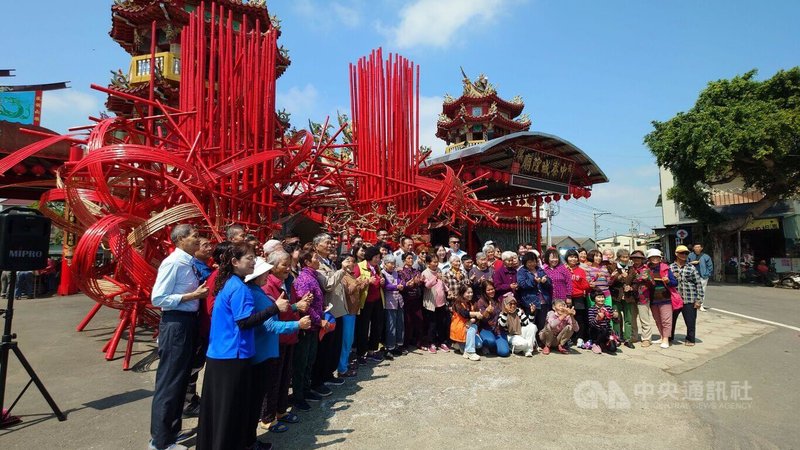 嘉義縣鹿草鄉重寮百年老榕樹2025年風災倒了，鄉公所與重寮社區發展協會結合中寮安溪城隍廟，近日在老榕樹舊址上製作了「光之境」大型裝置藝術燈座，填補當地人心靈上失去老榕樹的空白。中央社記者蔡智明攝　115年3月6日