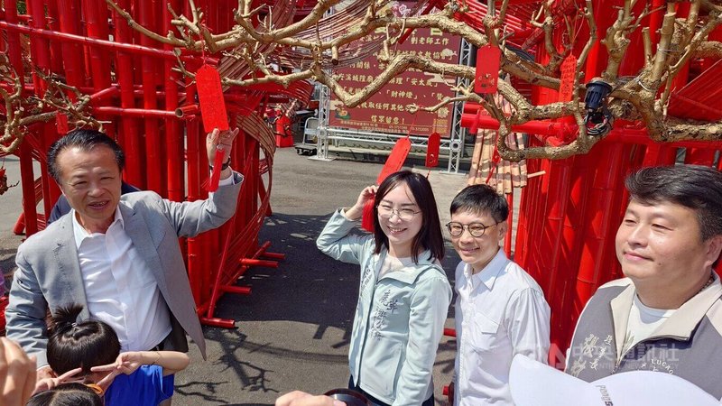 嘉義縣鹿草鄉公所與重寮社區發展協會結合中寮安溪城隍廟，製作「光之境」大型裝置藝術燈座6日亮相，嘉義縣長翁章梁（左）、鹿草鄉長嚴珮瑜（左2）將祈福卡片掛上「光之境」。中央社記者蔡智明攝　115年3月6日