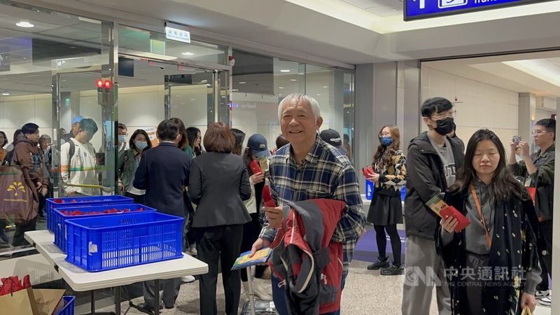 美伊開戰影響多國空域，第3架從杜拜返台班機6日下午順利飛抵桃園國際機場，旅客平安入境後展露笑顏。中央社記者葉臻攝　115年3月6日