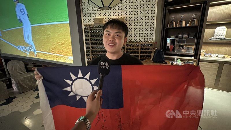 世界棒球經典賽（WBC）台灣隊6日迎戰地主日本隊。在新加坡，有台僑包下大型餐酒館，邀集上百名海外台僑齊聚一堂，跨海為台灣隊打氣。有台僑攜帶國旗為台灣隊加油。中央社記者吳昇鴻新加坡攝 115年3月6日