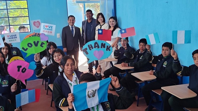 台糖小農咖啡助建瓜地馬拉第2間偏鄉教室正式啟用，當地學子在新教室手舉標語及國旗表達感謝。（台糖提供）中央社記者曾智怡傳真　115年3月6日