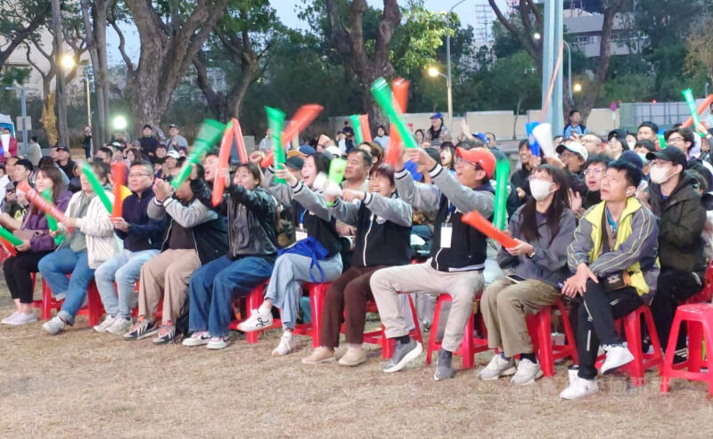 嘉義縣結合2026台灣燈會，6日在縣府前戀人公園舉辦「經典之戰 光躍台灣」應援派對，1局上台灣隊投手三振日本選手，引來一陣歡呼。中央社記者蔡智明攝　115年3月6日