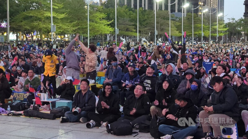 台中市政府在府前廣場舉辦直播活動，球迷心情跟著比賽起伏。中央社記者蘇木春攝　115年3月6日