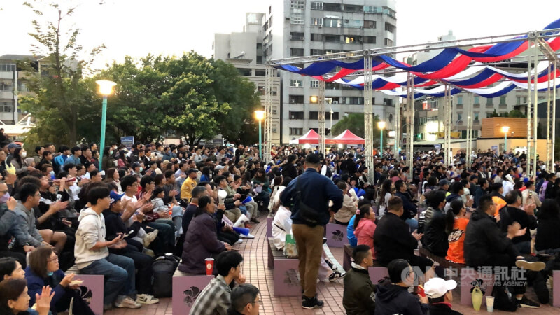 嘉義市政府6日晚間在中正公園辦理世界棒球經典賽台日大戰轉播活動，現場擠滿民眾，一同為台灣隊選手熱情加油。中央社記者黃國芳攝　115年3月6日