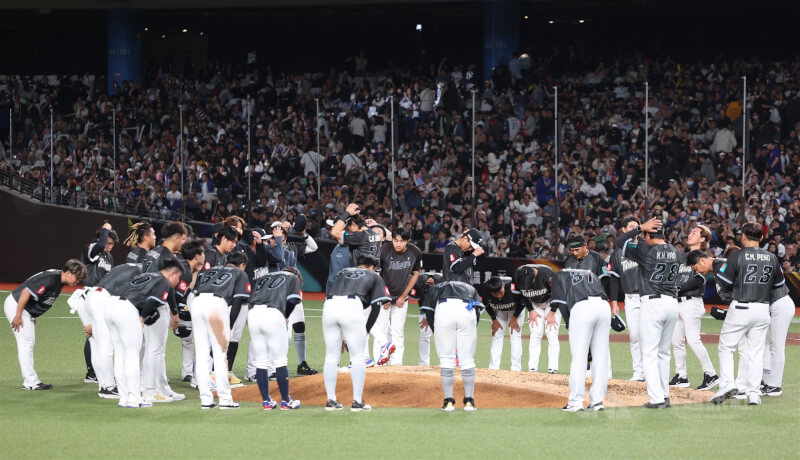 2026台日棒球國際交流賽27日由世界棒球經典賽（WBC）台灣隊與日職北海道日本火腿鬥士隊交手，選手賽後在場中向球迷致意。（中央社檔案照片）