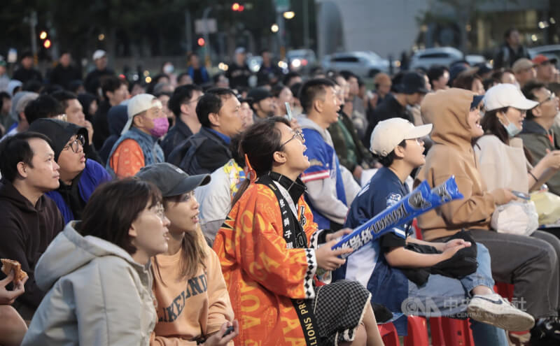 台南大批球迷聚集在永華市政中心西側廣場觀看戶外轉播，為台灣隊加油。中央社記者張榮祥台南攝　115年3月6日