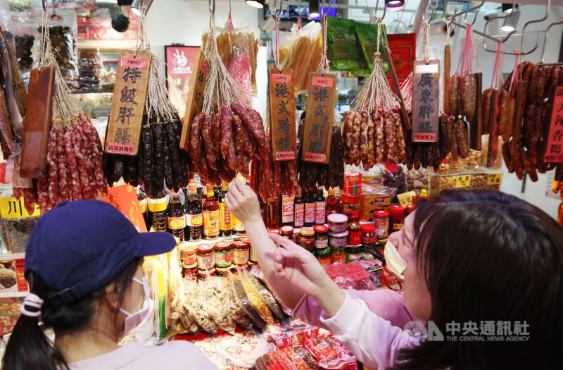 圖為民眾在春節前赴台北南門市選購喜歡的商品。（中央社檔案照片）